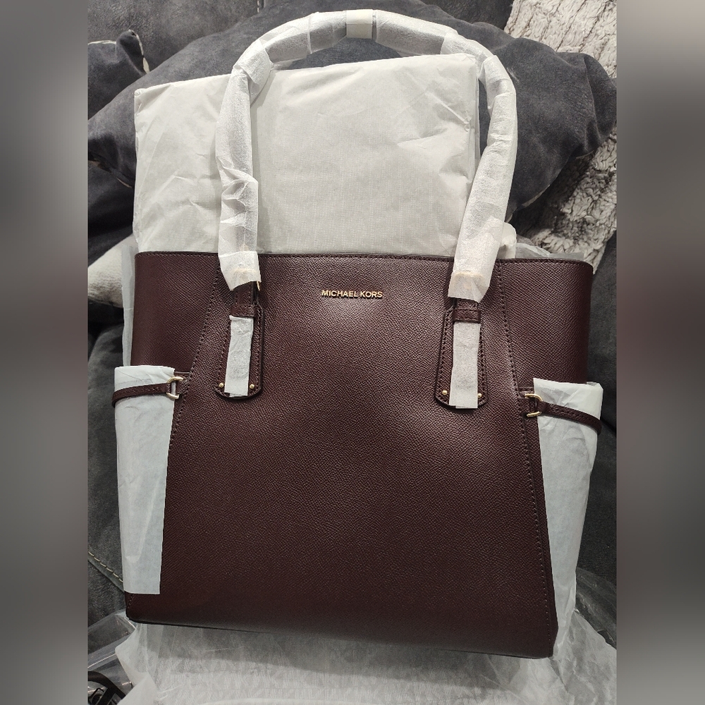 Michael Kors Voyager Barolo Brown Tote Bag 11"H * 13" W - Picture 1 of 6
